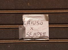 Sulla saracinesca cartoleria De Magistris il cartello ‘Chiuso x sempre’