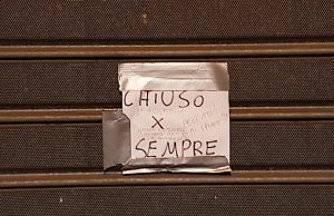 Sulla saracinesca cartoleria De Magistris il cartello ‘Chiuso x sempre’