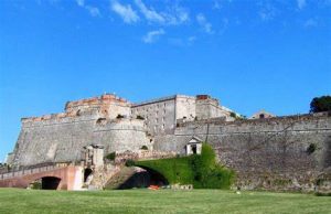 Quindici artisti in mostra alla Fortezza del Priamar