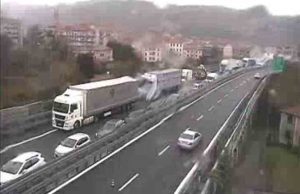 Tratto chiuso su A10: camion in fiamme in galleria