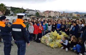 #PlasticFreeGC, cento ragazzi puliscono la spiaggia di Albissola Marina