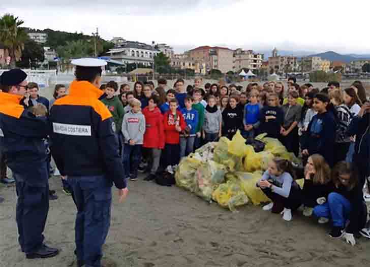 #PlasticFreeGC, cento ragazzi puliscono la spiaggia di Albissola Marina - Liguria Notizie