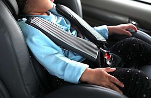 Scatta oggi l’obbligo dei seggiolini antiabbandono in auto: le multe