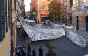 Imperia, vento da paura fa volare impalcatura del teatro Cavour: nessun ferito