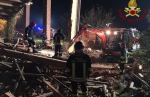 Esplosione in cascina: morti 2 vigili del fuoco di 30 anni, altro disperso e 3 feriti