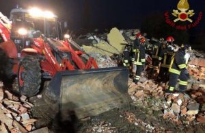 Ore 8.30: terzo vigile del fuoco ritrovato senza vita. Feriti altri 2 e un carabiniere