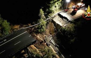 Crollo Viadotto A6, 90 vigili del fuoco al lavoro da ieri | Video