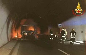 Incendio camion su A10 in galleria Fornaci: 32 intossicati