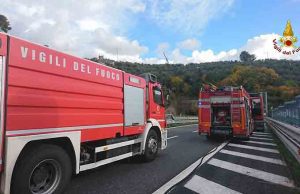 Auto va a fuoco in galleria sulla A10 Autostrada dei Fiori, a fuoco container: VVF sul posto