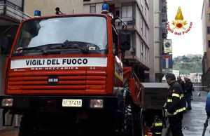 Via Voltri allagata per rottura tubo, VVF sul posto Via Voltri allagata per rottura tubo, VVF sul posto