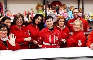 I volontari della Croce Rossa impacchettano i regali