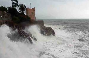 Travolto da onda a Quinto, 17enne egiziano morto al San Martino Avviso per venti di burrasca forte nelle zone A e B della Liguria