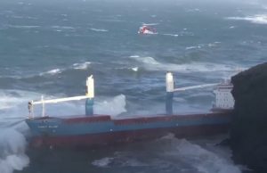 Naufragio nave Cdry Blue, equipaggio salvato dalla Guardia costiera | Video