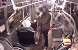 Bus Amt 36, giovane algerino ruba portafoglio a una genovese: preso dai carabinieri Bus Amt 36, giovane algerino ruba portafoglio a una genovese: preso dai carabinieri