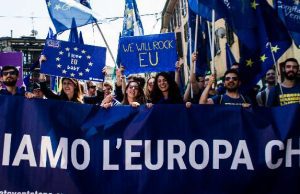 Assessora Serafini col Pd aizza folla anti sovranisti: dell’UE più bella cosa non c’è