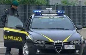 Si spacciavano per professionisti dediti ai diritti dei consumatori: denunciati Gdf Genova sequestra oltre 7 mila etichette per abiti contraffatti