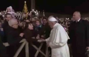 Papa allontana donna che lo abbraccia: Chiedo scusa ma perdo anch’io la pazienza