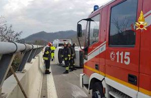 Incidente A6, auto si ribalta tra Millesimo e Altare