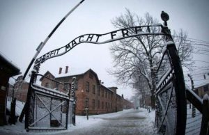 Governo brasiliano: il lavoro rende liberi. Motto Totenkopf SS, bufera su Bolsonaro