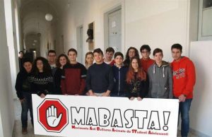 Un gesto che invita ad aiutare le vittime di Bullismo