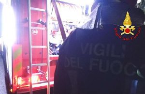 Camion frigo in fiamme sull’Autofiori a Spotorno