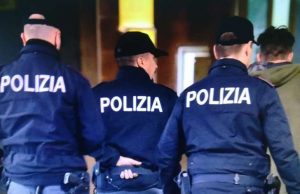 Scappa di notte ai poliziotti e tenta di colpirli: senegalese denunciato