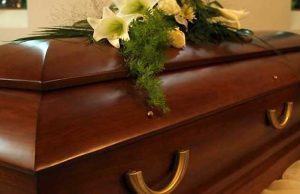 Donna di Borghetto con defunto in casa, domani il trasferimento della salma