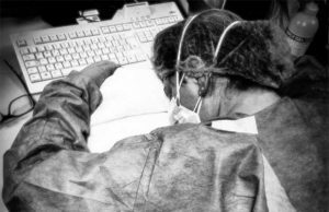 Coronavirus | Un’infermiera stravolta, la foto commuove e diventa simbolo