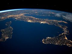 Flashmob alle 21: luci di casa spente, ma luci torce o telefonini accesi