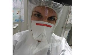 Paola da Piacenza: Questa è la nostra nuova claustrofobica divisa, state a casa