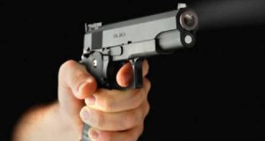 Sarzana, uno straniero pistola alla mano rapina passante: arrestato