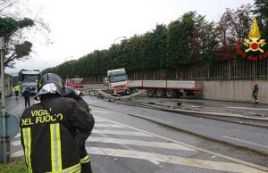 Incidente per un tir sulla strada a scorrimento veloce di Vado Ligure