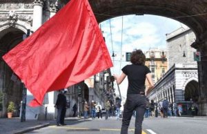 Antagonisti di sinistra e militanti di destra in piazza: scattano sanzioni e denunce