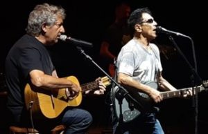 Edoardo ed Eugenio Bennato cantano un loro brano inedito