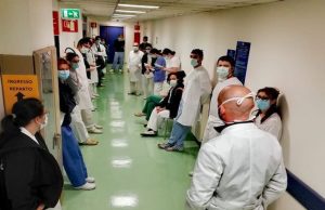 Prof. Bassetti: torneremo a normalità tra qualche mese. Virus nell’aria difficile che infetti