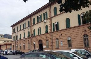 Furti di scooter e auto. Presunto autore era già in galera per altri reati Detenuto aggredisce agenti con un bastone: poliziotto finisce in ospedale