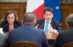 Funerali vietati a parenti e amici, ma ok ad Anpi in piazza per celebrazioni 25 aprile