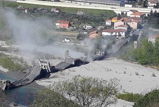E’ crollato un ponte sulla Sp 70 a Bolano | Foto