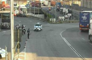 Chiusa rampa accesso per mezzi pesanti da elicoidale a Genova Ovest Chiusa rampa accesso per mezzi pesanti da elicoidale a Genova Ovest