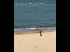 A Pescara corre in spiaggia e fugge da un finanziere ma… | Video