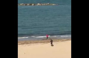 A Pescara corre in spiaggia e fugge da un finanziere ma… | Video