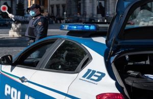 Figlio esce di casa senza motivo, madre insulta su fb agenti che lo sanzionano: denunciata