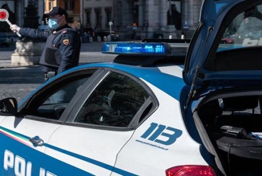 Figlio esce di casa senza motivo, madre insulta su fb agenti che lo sanzionano: denunciata