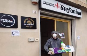 Potere al popolo distribuisce alimenti a genovesi rimasti esclusi da buoni spesa