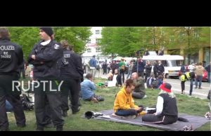 Berlino, 1000 in piazza per protesta contro lockdown. Polizia arresta 100 manifestanti