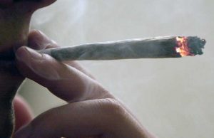 Via Cancelliere, ecuadoriano ai domiciliari fuma marijuana con amici