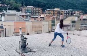 Lockdown sui tetti, alle giovani tenniste di Finale la bandiera di Regione Liguria