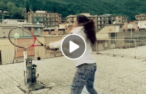 Il tennis si gioca lo stesso, ma sui tetti: video Finale Ligure diventa virale sul web