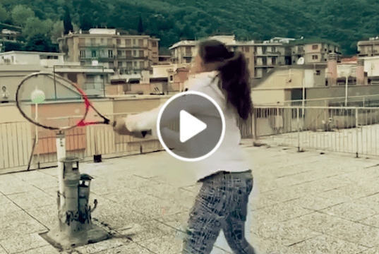 Il tennis si gioca lo stesso, ma sui tetti: video Finale Ligure diventa virale sul web
