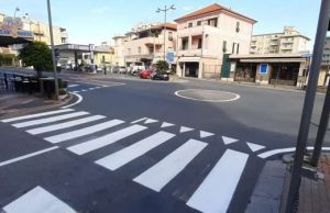 Loano, prosegue il rifacimento segnaletica stradale